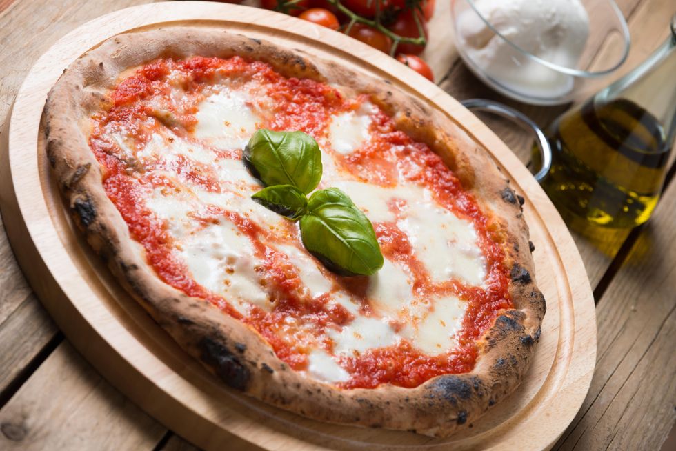 La pizza Margherita compie 128 anni, Napoli la festeggia