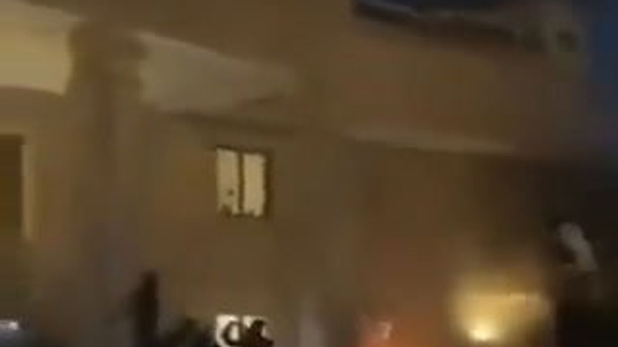 Manifestanti assaltano l'ambasciata di Svezia a Baghdad | video