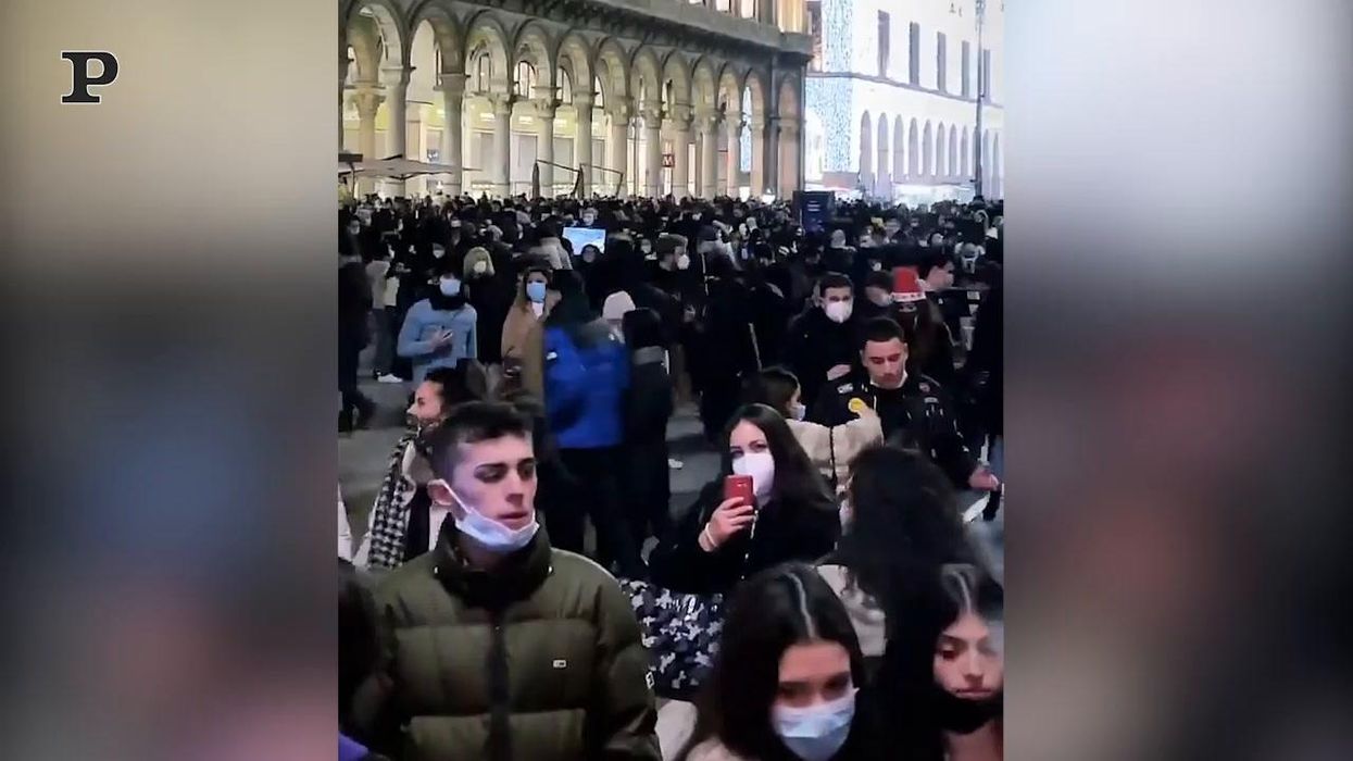 Milano in zona gialla: assembramenti in Piazza Duomo | video