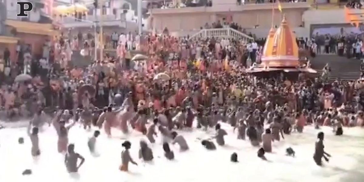 India, assembramenti nel Gange per il festival di Maha Shivratri | video