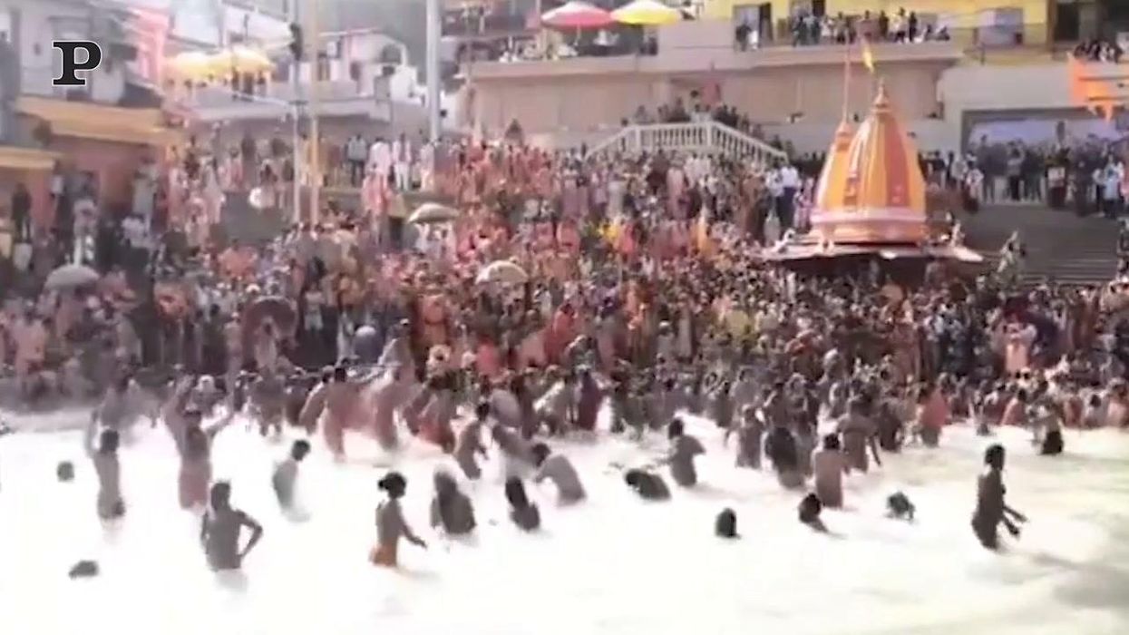 India, assembramenti nel Gange per il festival di Maha Shivratri | video