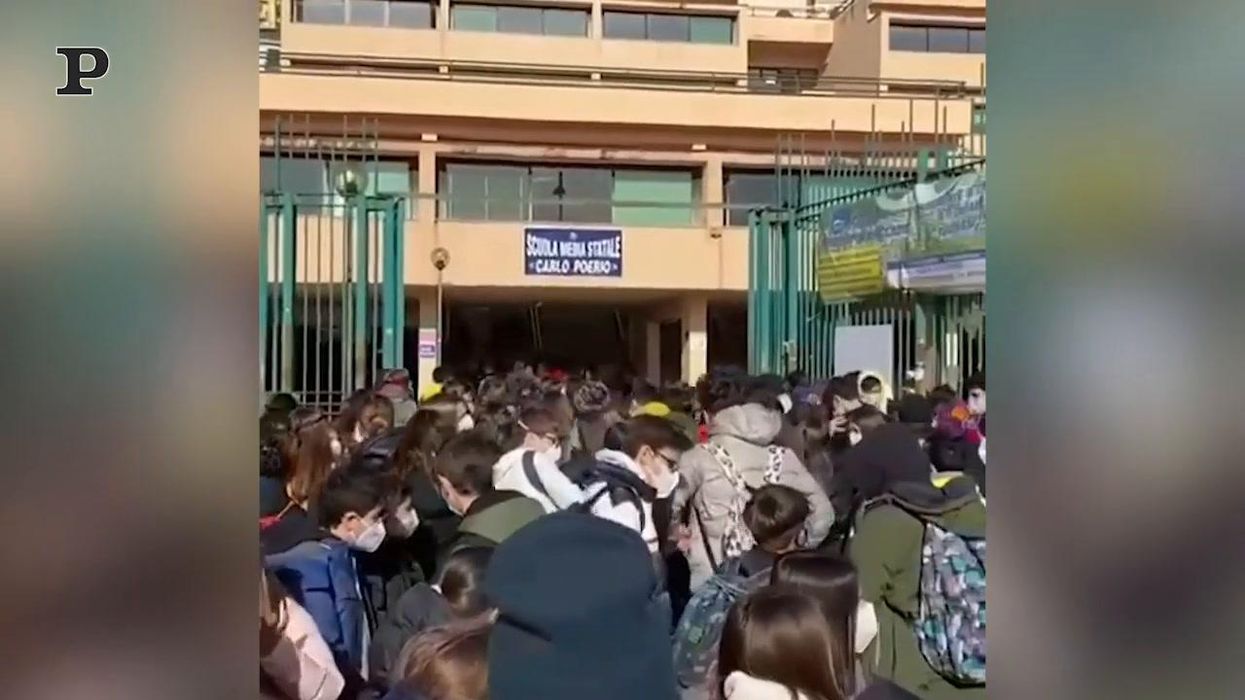 Napoli, assembramenti fuori da una scuola media | video