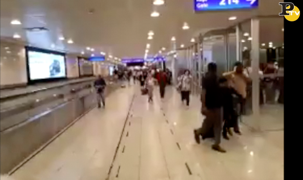 attentato aeroporto istanbul fuga passeggeri