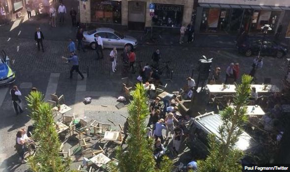 attentato Munster Germania furgone folla morti feriti video