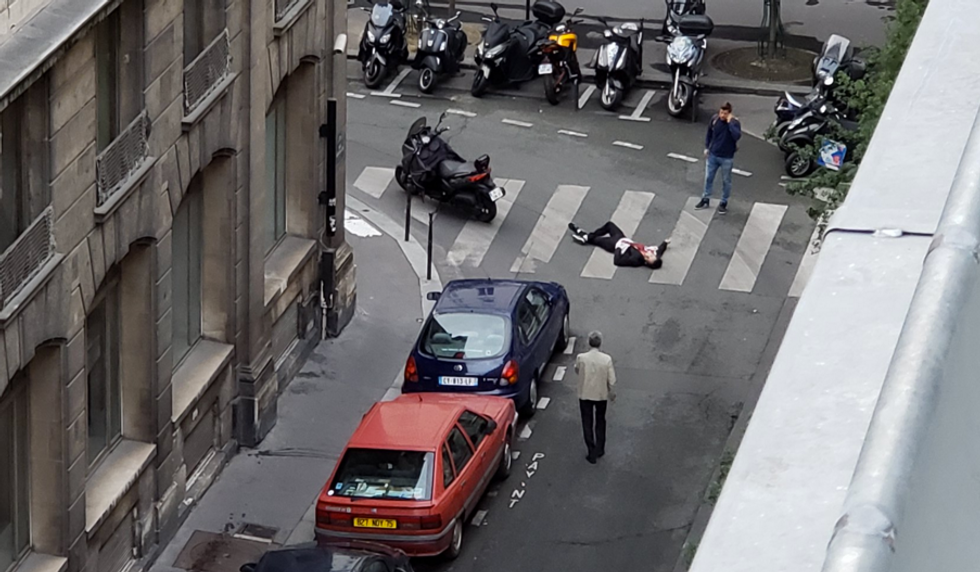attentato Parigi coltello uomo passanti Allah Akbar