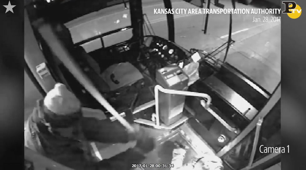 autista bus donna stupro salvata uomo bastone video