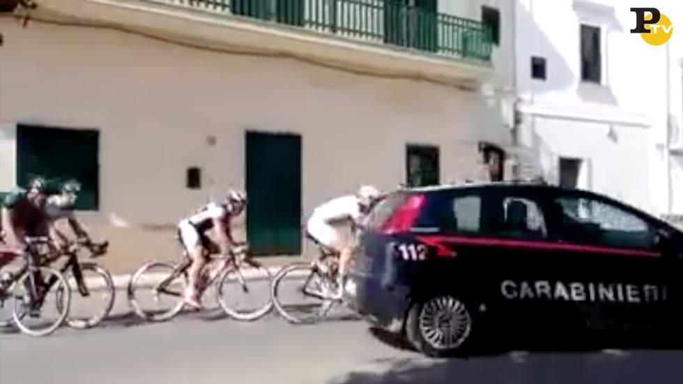 auto carabinieri caudta ciclisti corsa avetrana video