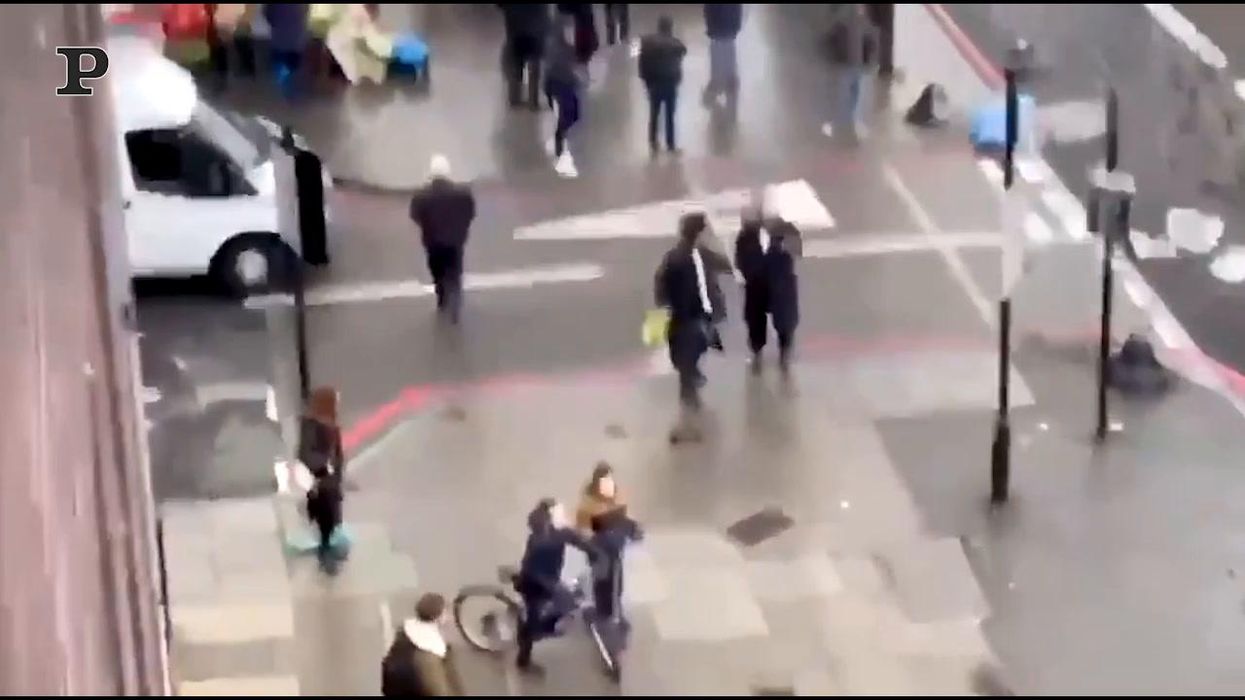 Londra, auto travolge pedoni su un marciapiede, 5 i feriti | video