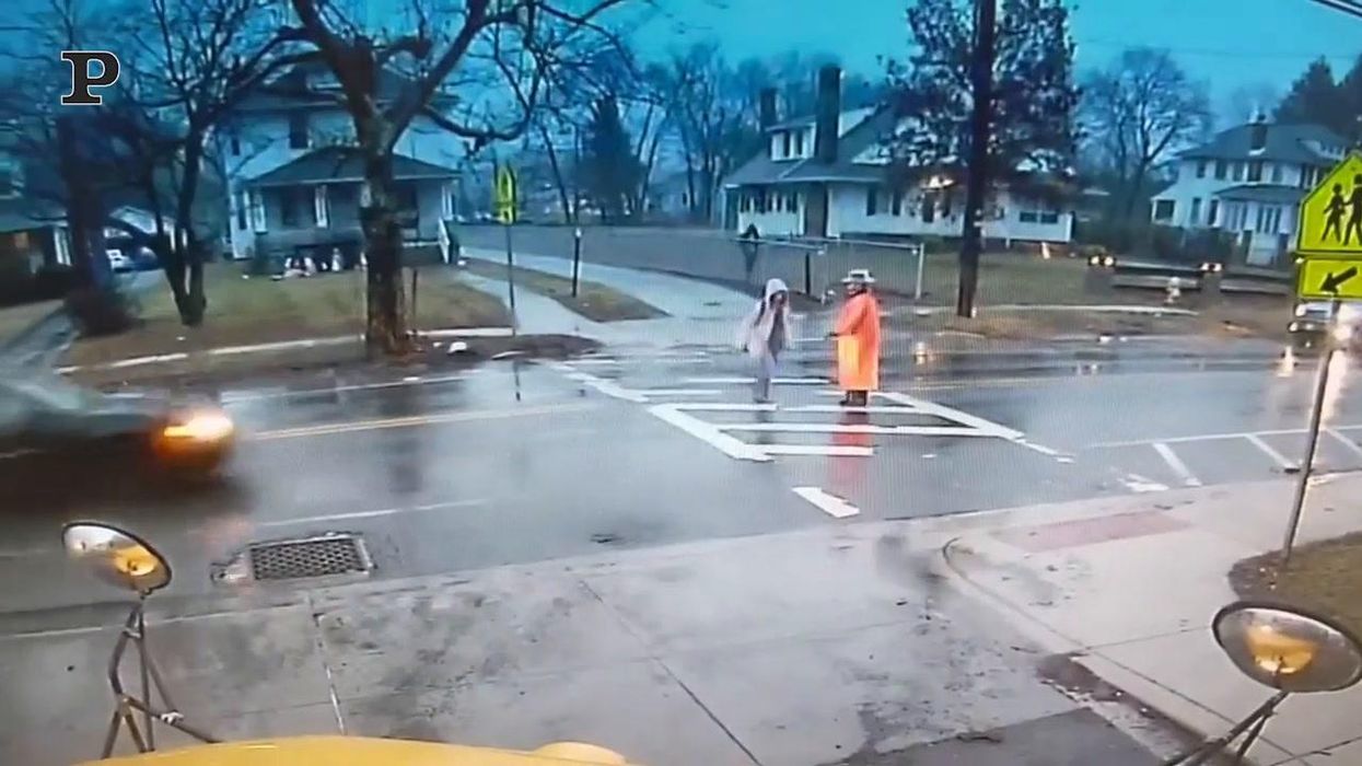Auto non si ferma sulle strisce, poliziotta salva uno studente per un soffio | Video