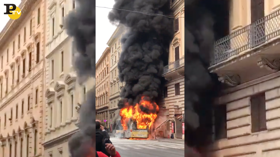 autobus fiamme incendio esplosione Roma via del Tritone video