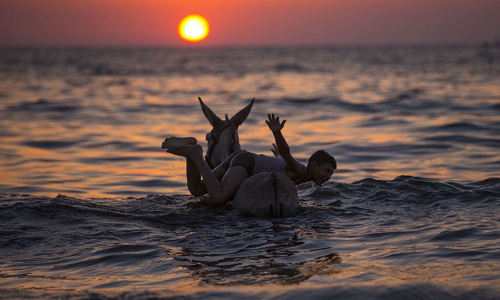 Bagno al tramonto a Gaza