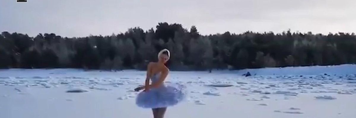 Ballerina si esibisce sul ghiaccio a meno 15 gradi per protesta | video