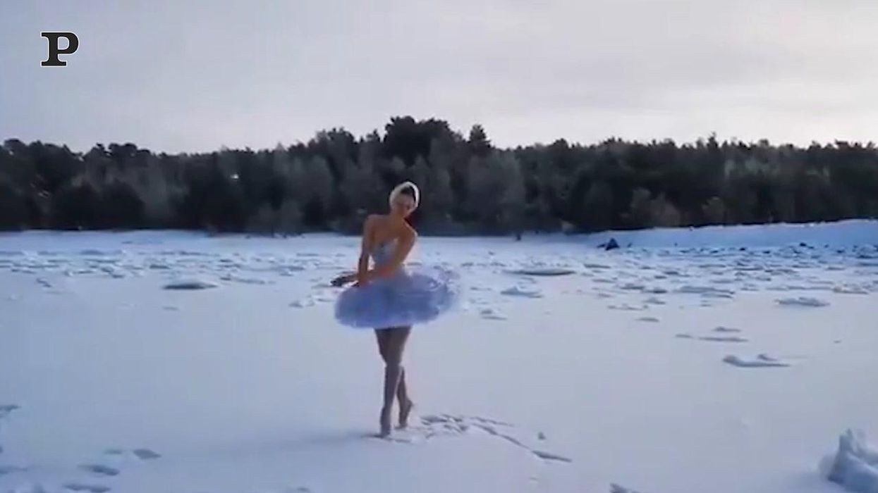 Ballerina si esibisce sul ghiaccio a meno 15 gradi per protesta | video