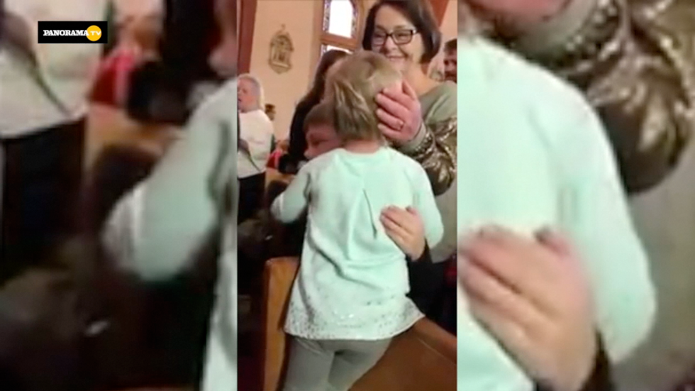 bambina abbracci a tutti in chiesa video