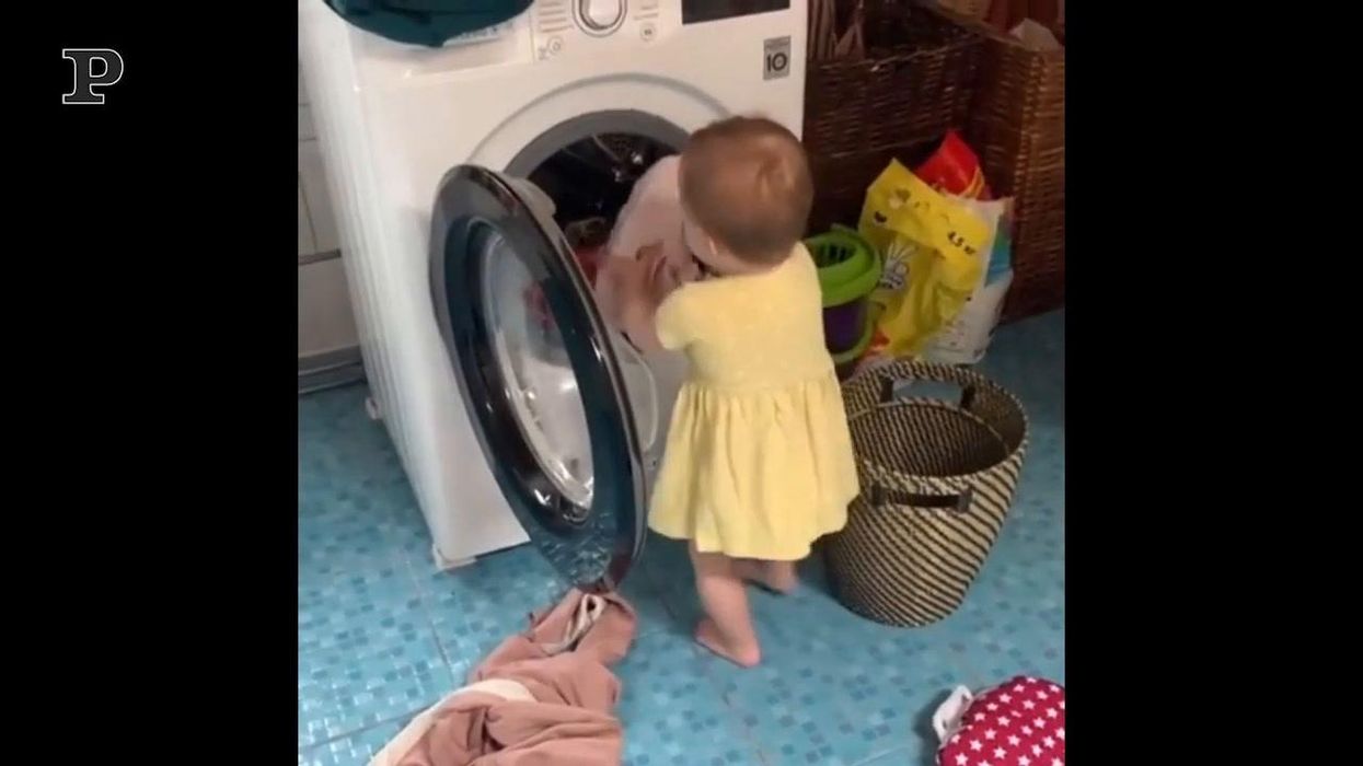 Bambina generosa aiuta la mamma a fare il bucato | video