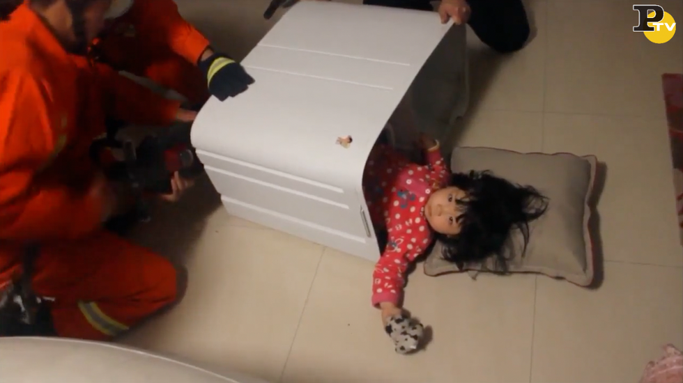 bambina incastrata dentro lavatrice cina video