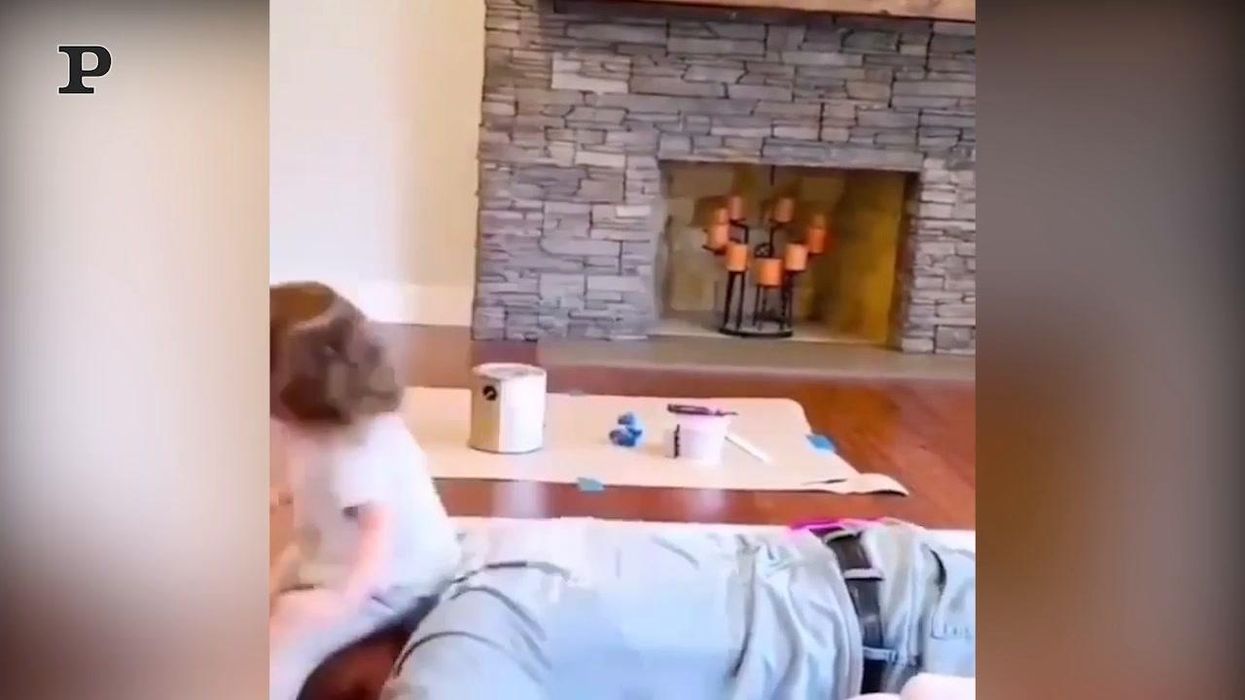 Bambina pestifera alle prese con un massaggio | video