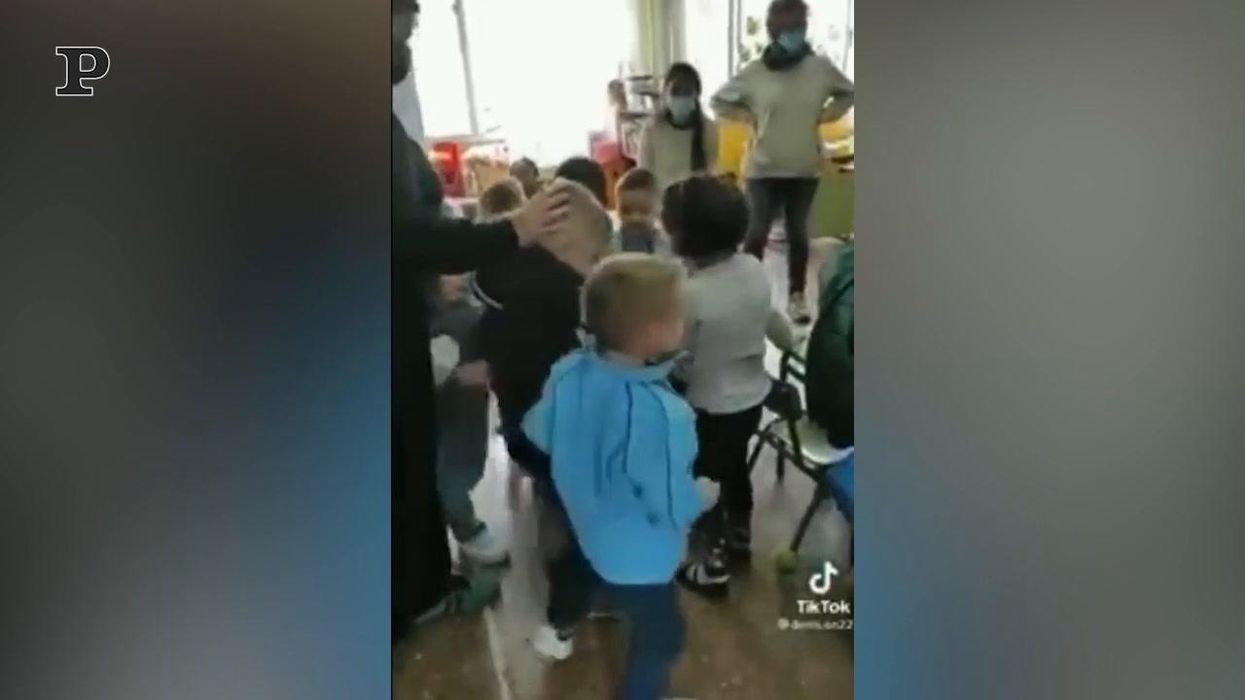 Bambini di un asilo spagnolo accolgono il piccolo ucraino appena arrivato | Video