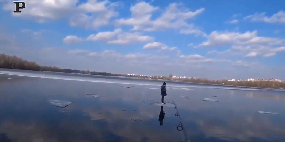 Ucraina, pescatore salva un bambino alla deriva su una lastra di ghiaccio | video
