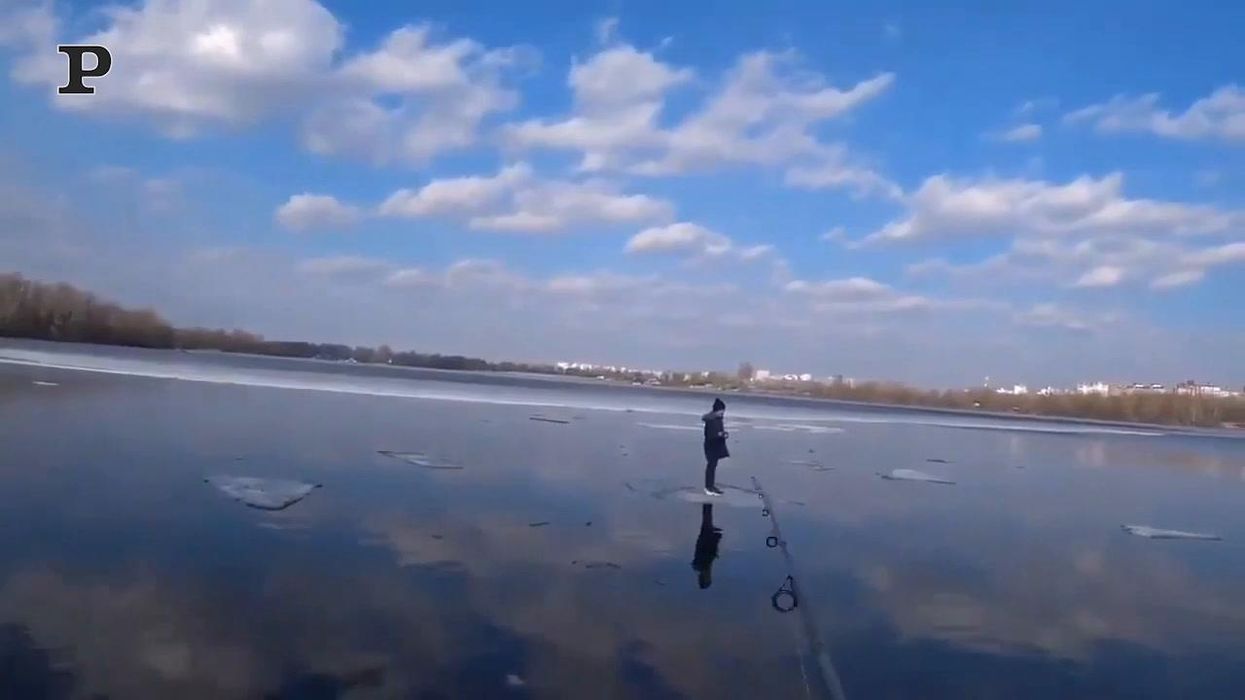 Ucraina, pescatore salva un bambino alla deriva su una lastra di ghiaccio | video