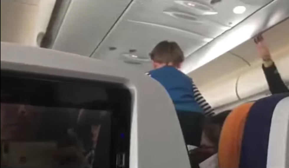 bambino grida per 8 ore aereo Stati Uniti video