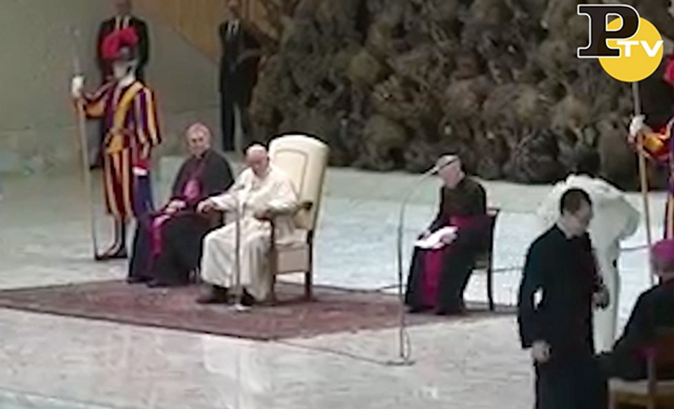 Bambino interrompe l'udienza del Papa video