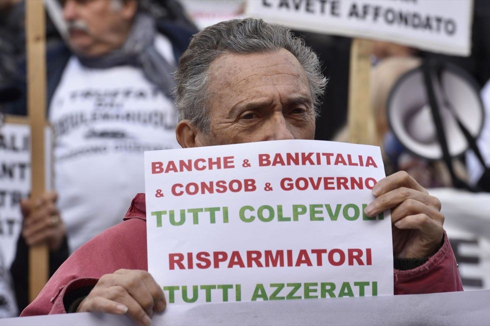 Banche: sit-in risparmiatori vicino a Bankitalia
