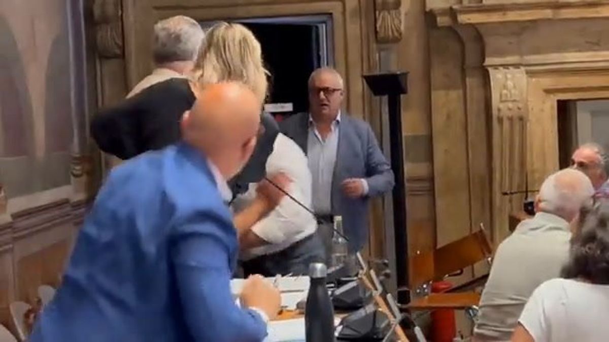 Terni, il sindaco Bandecchi aggredisce il capogruppo dell'opposizione I video
