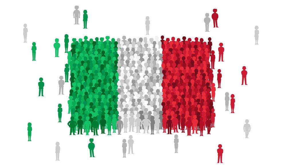bandiera italiana formata da persone