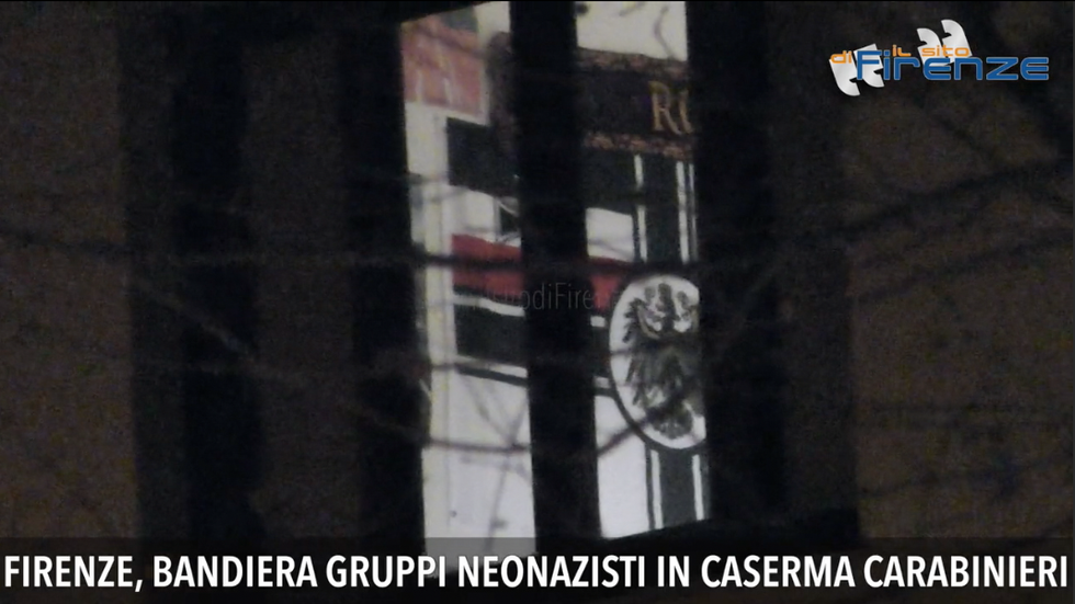 bandiera nazista caserma carabinieri firenze