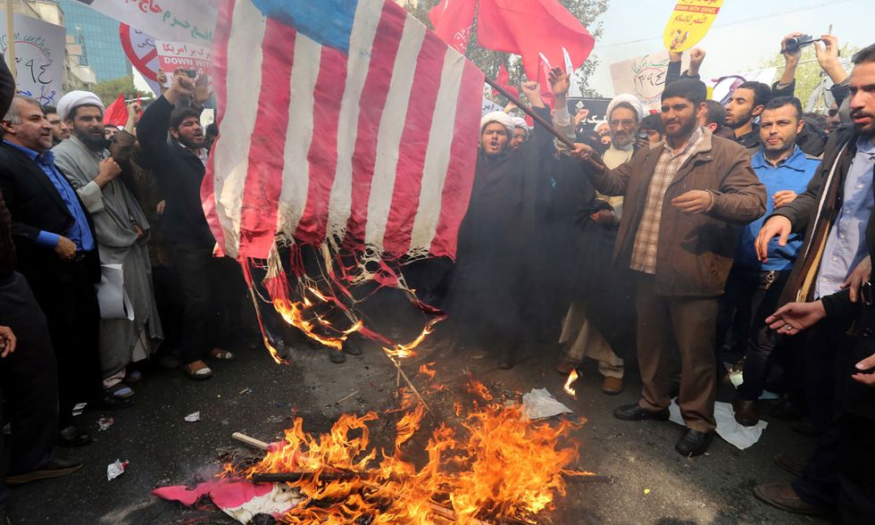 Bandiere USA bruciate a Teheran