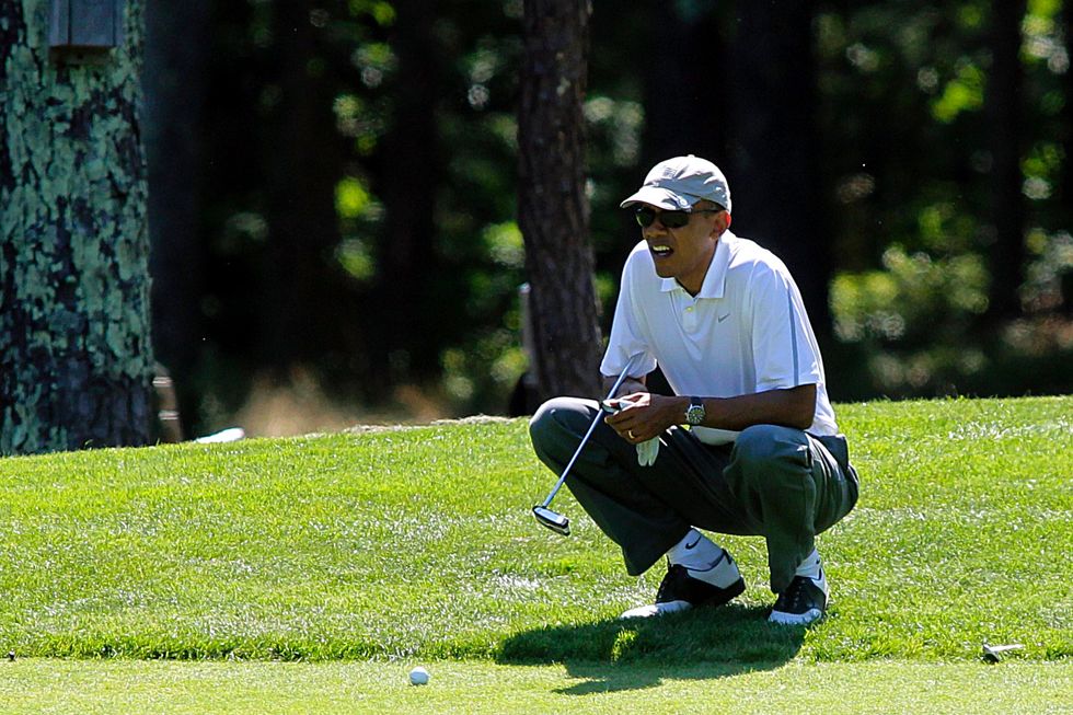 Barack Obama mentre gioca a golf