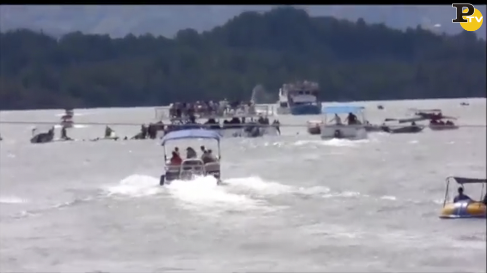 barca turisti affonda lago colombia
