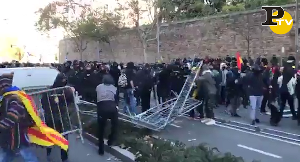 Barcellona scontro polizia indipendentisti video