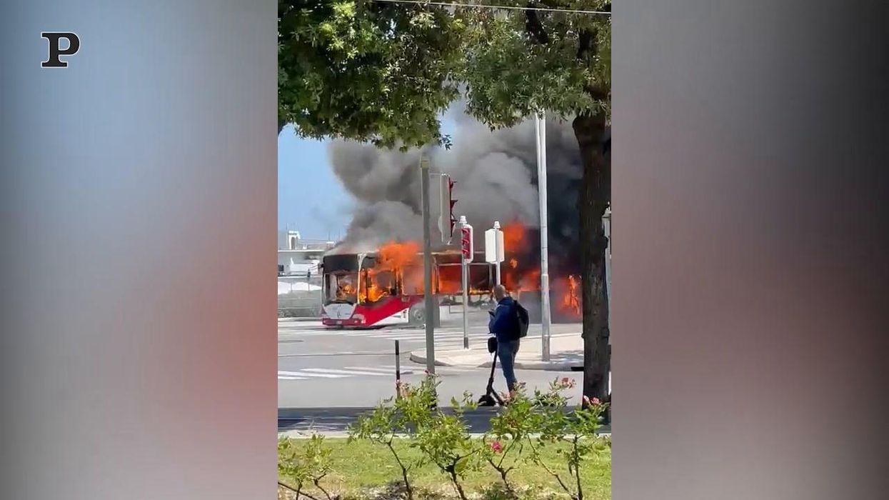 Bari, bus prende fuoco sul lungomare | video