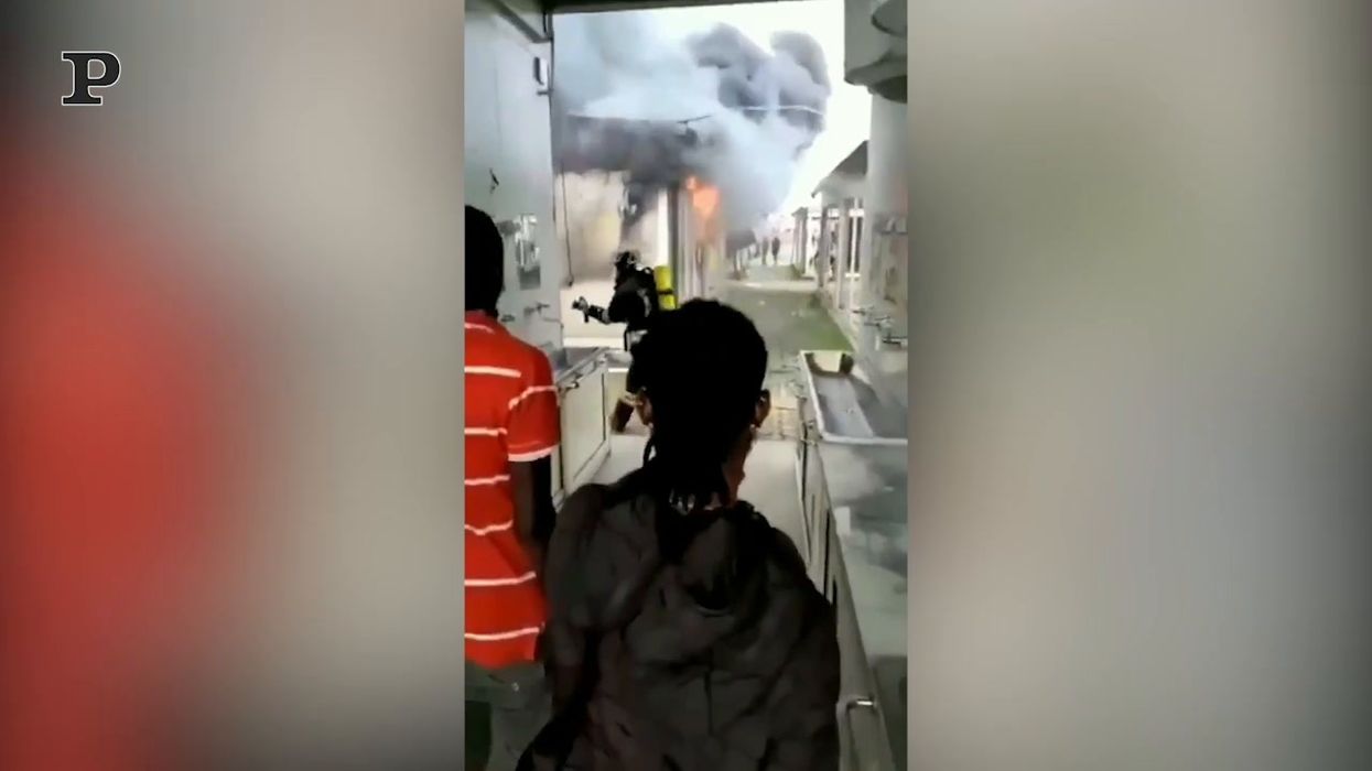 Bari, incendio nel centro di accoglienza, nessun ferito | video