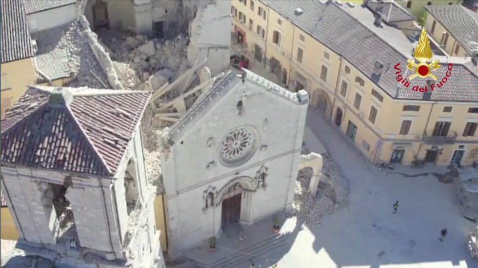 basilica san benedetto norcia crollo terremoto 30 ottobre video