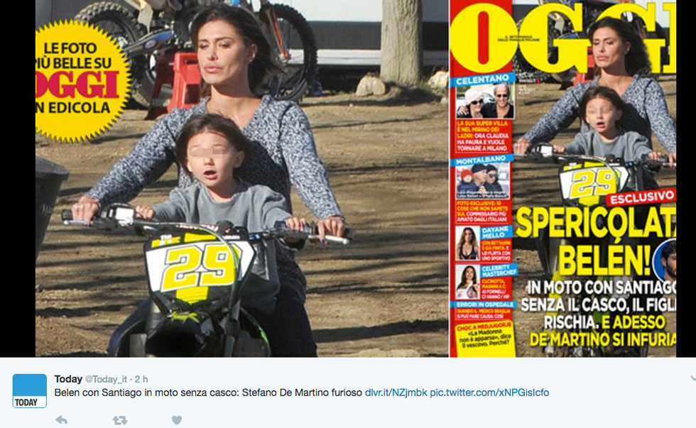 Belén Rodriguez in moto senza casco con Santiago