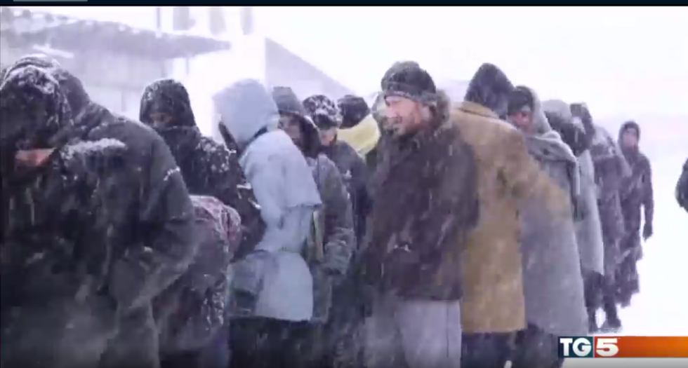belgrado video migranti neve freddo