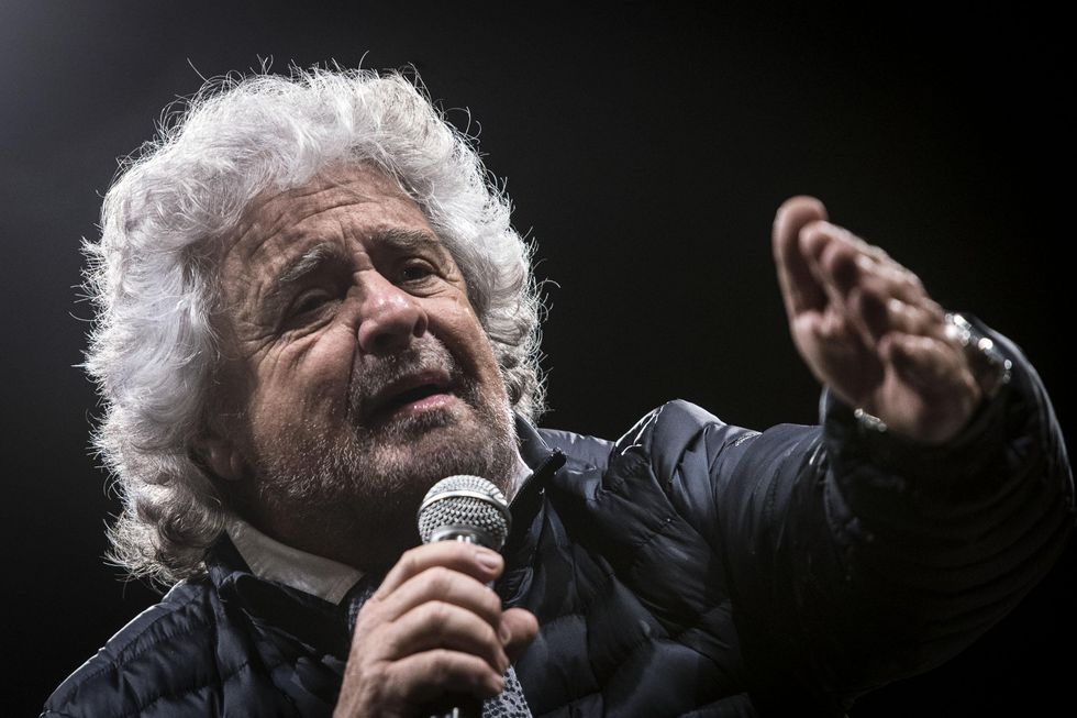 Il tweet di Beppe Grillo che associa topi, spazzatura e clandestini