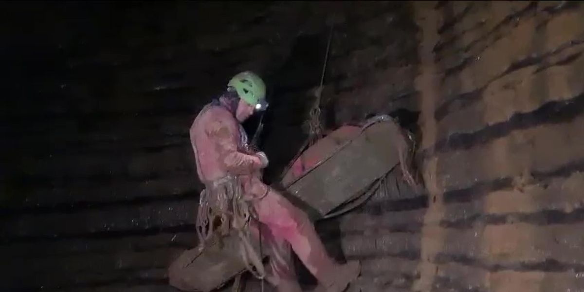 Bergamo, speleologa bloccata in una grotta
