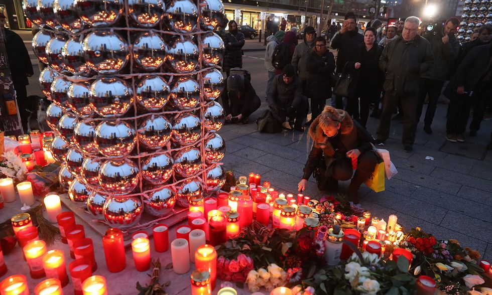 Berlino, lutto per la strage al mercato di Natale