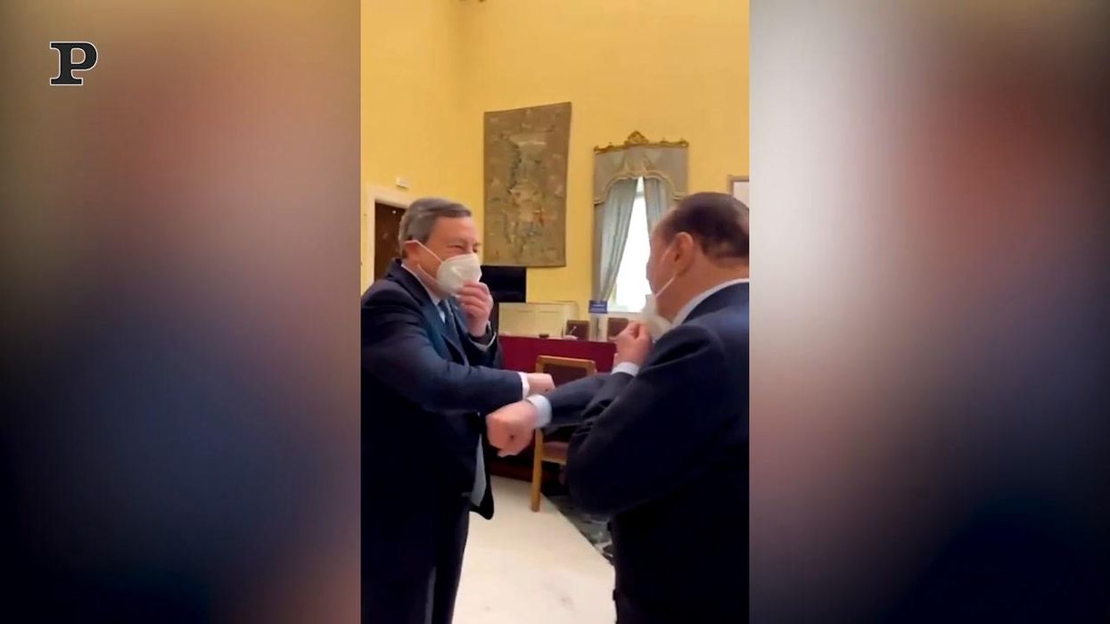 Berlusconi saluta Draghi con il gomito | video