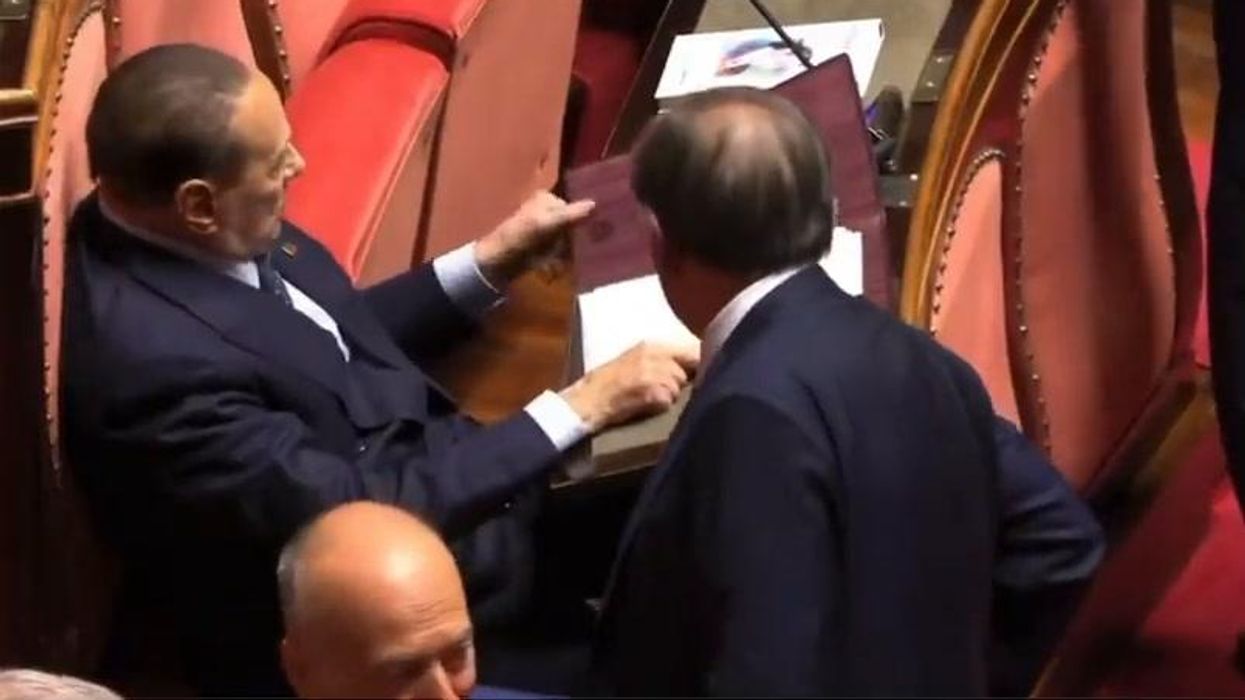 «Vaffanculo...» Berlusconi sbotta al Senato dopo l'elezione di La Russa | video