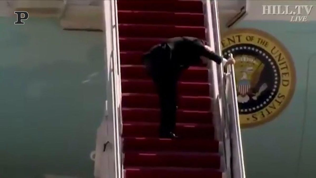 Joe Biden scivola sulle scale dell'Air Force One | video