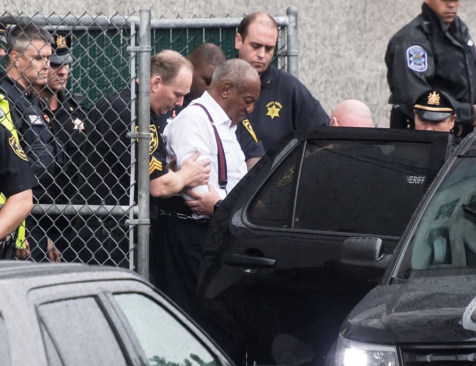Bill Cosby mentre viene condotto in prigione