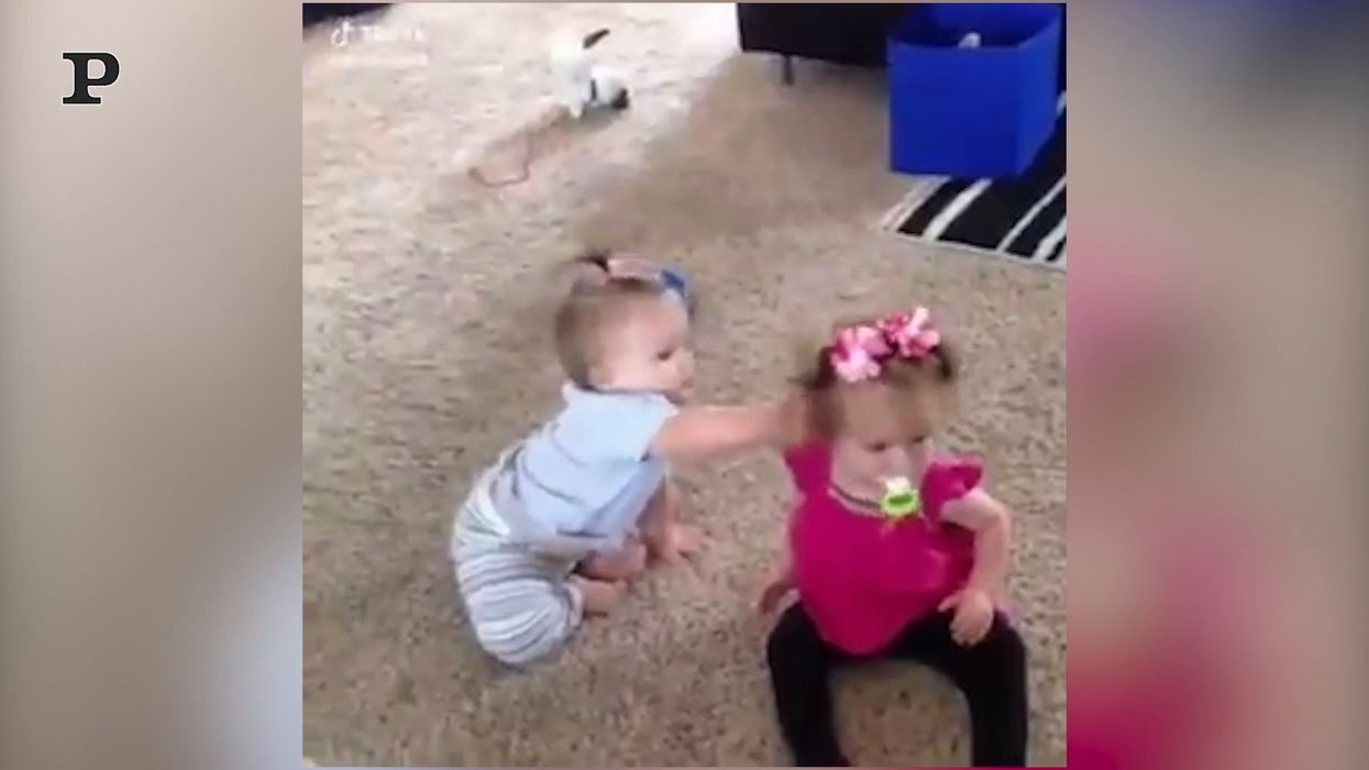 Video divertente di due bimbi che giocano