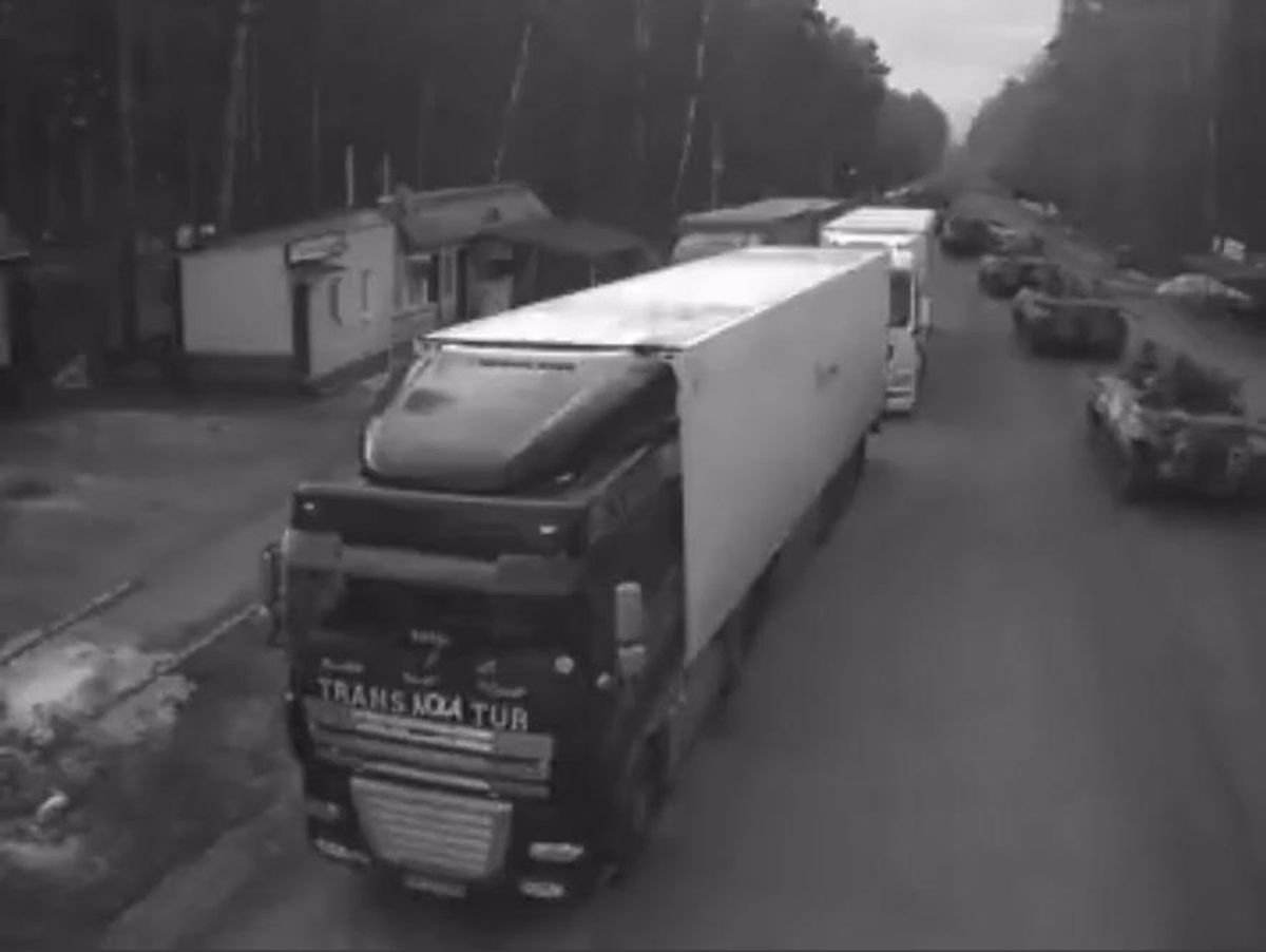 Carri armati russi entrano in Ucraina | video