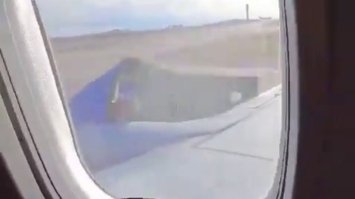 Boeing perde la copertura del motore ed è costretto a un atterraggio di emergenza | video