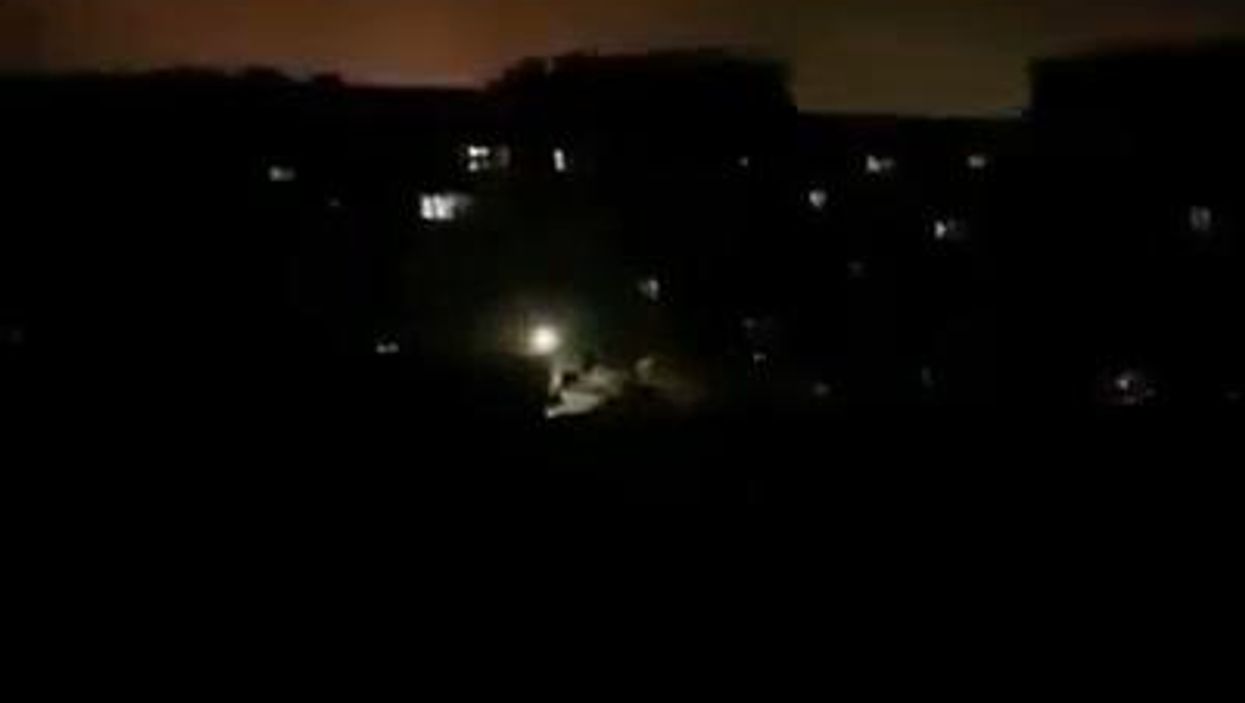Missili russi colpiscono Mariupol, Ucraina | video